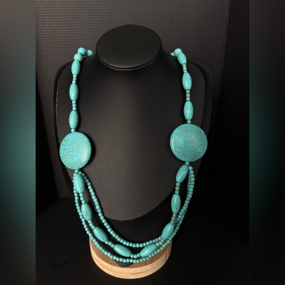 Turquoise dyed howlite/magnesite necklace